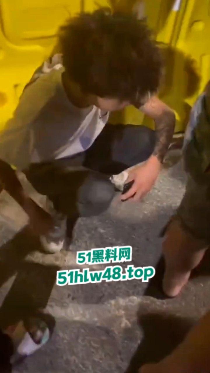 无业小哥偷车当场被抓，惨遭无影脚狂踹被逼互扇耳光，场面炸裂又酸爽。  第6张