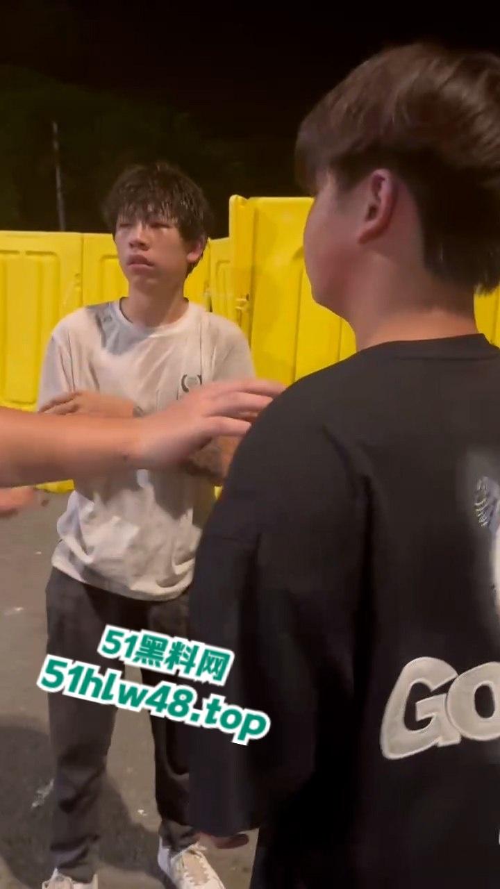 无业小哥偷车当场被抓，惨遭无影脚狂踹被逼互扇耳光，场面炸裂又酸爽。  第7张