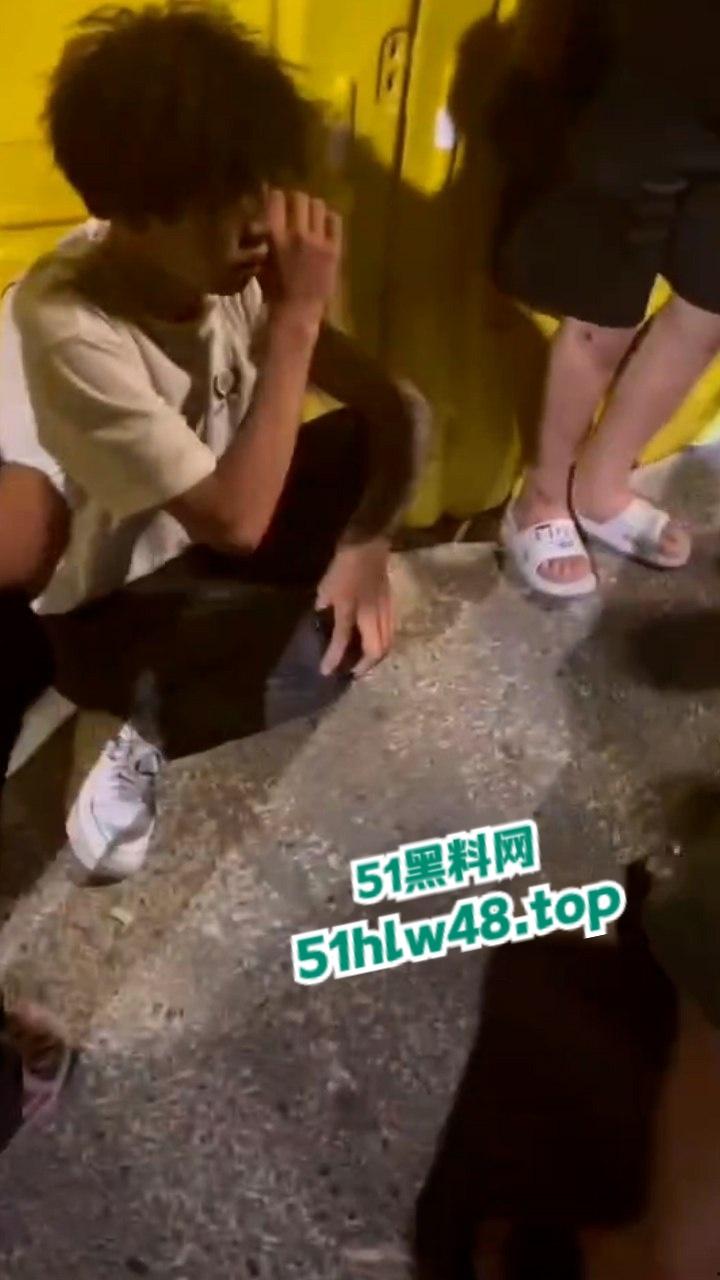 无业小哥偷车当场被抓，惨遭无影脚狂踹被逼互扇耳光，场面炸裂又酸爽。  第8张