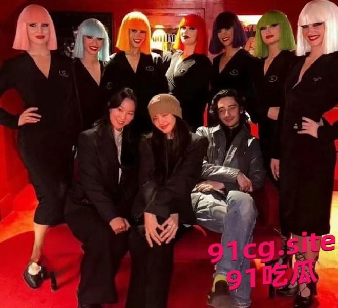 Lisa出席法国疯马秀夜总会,3天5场脱衣舞 第3张 Lisa出席法国疯马秀夜总会,3天5场脱衣舞 第3张