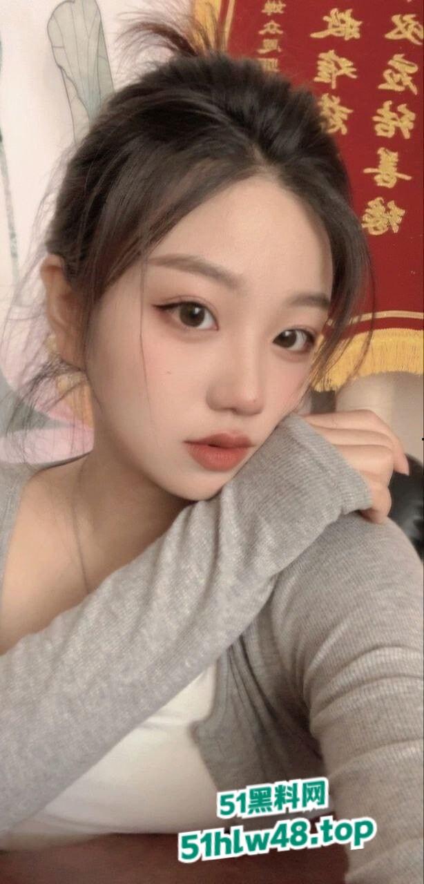 武汉大学音乐老师【张小岚】在学校楼道深喉口交浓精射满一嘴太刺激了！  第3张