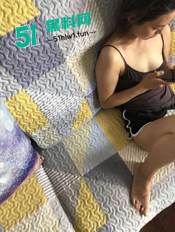 震惊!七岁男童为了游戏皮肤不惜把拿妈妈照片视频的跟人交换,偷拍妈妈大量裸照和视频传出。 第2张 震惊!七岁男童为了游戏皮肤不惜把拿妈妈照片视频的跟人交换,偷拍妈妈大量裸照和视频传出。 第2张