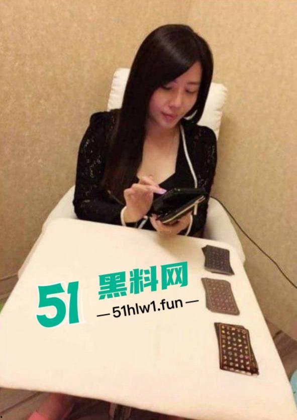 震惊!七岁男童为了游戏皮肤不惜把拿妈妈照片视频的跟人交换,偷拍妈妈大量裸照和视频传出。 第17张 震惊!七岁男童为了游戏皮肤不惜把拿妈妈照片视频的跟人交换,偷拍妈妈大量裸照和视频传出。 第17张