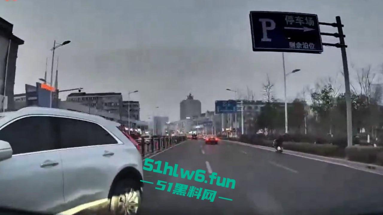 江苏南通小仙女和男友吵架崩溃发疯,竟抢夺方向盘导致车祸,恳求不要告诉警察否则会判刑。 第1张 江苏南通小仙女和男友吵架崩溃发疯,竟抢夺方向盘导致车祸,恳求不要告诉警察否则会判刑。 第1张