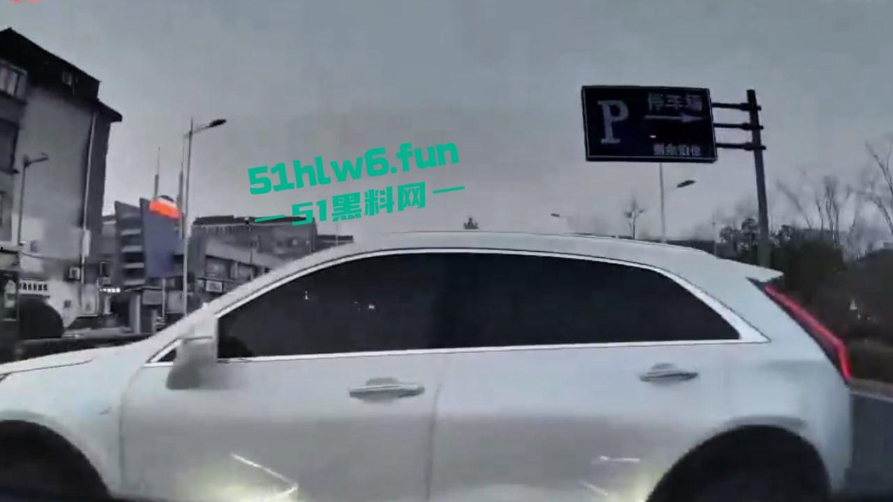 江苏南通小仙女和男友吵架崩溃发疯,竟抢夺方向盘导致车祸,恳求不要告诉警察否则会判刑。 第4张 江苏南通小仙女和男友吵架崩溃发疯,竟抢夺方向盘导致车祸,恳求不要告诉警察否则会判刑。 第4张