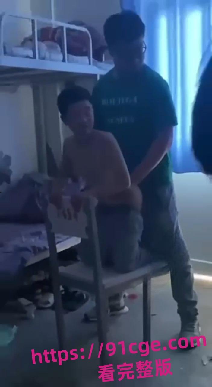 节操被震碎!中学男生被舍友艹了!黑壮哥强行喂小男生吃鸡 跪在椅子上爆菊 第3张 节操被震碎!中学男生被舍友艹了!黑壮哥强行喂小男生吃鸡 跪在椅子上爆菊 第3张