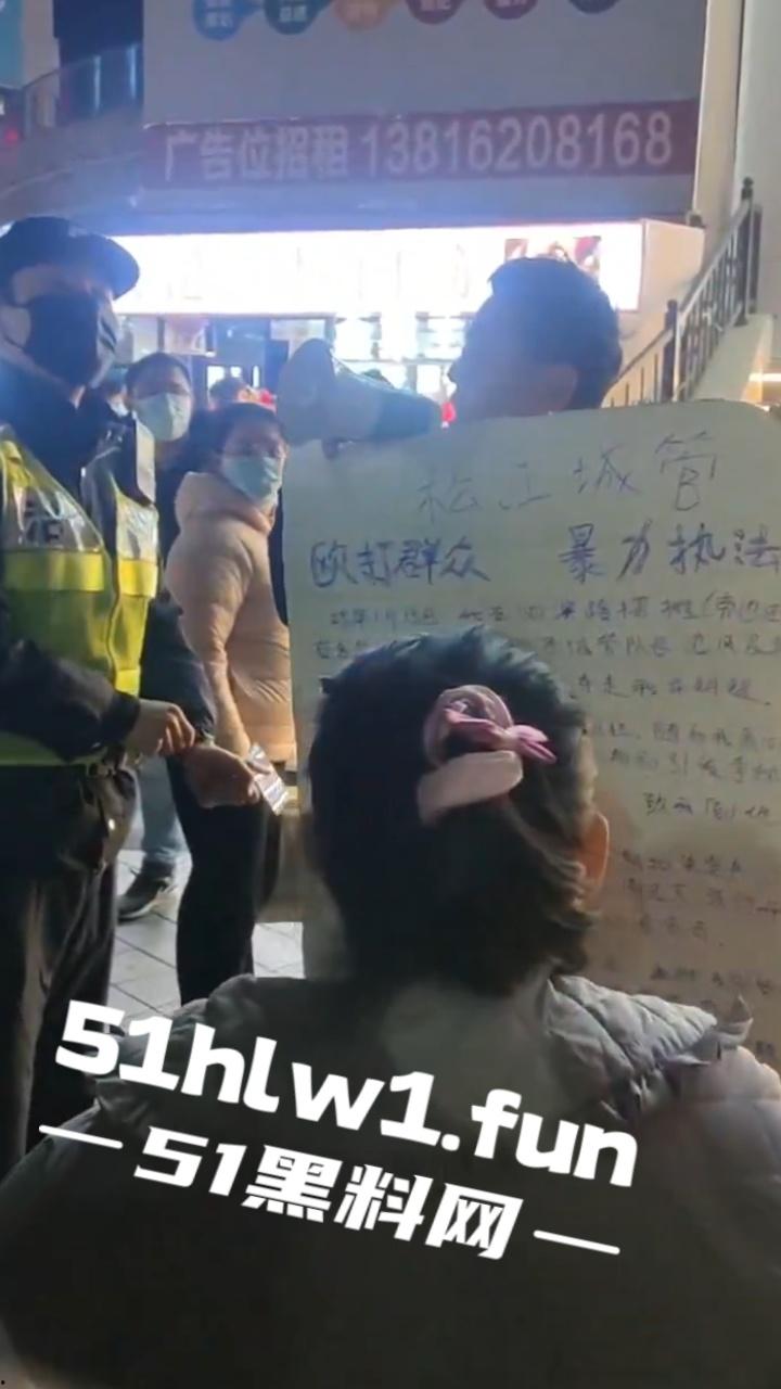 上海松江区,一商贩举牌控诉,当地城管暴力执法,不出具任何手续,扣押上千斤水果,导致腐烂变质血本无归。 第3张 上海松江区,一商贩举牌控诉,当地城管暴力执法,不出具任何手续,扣押上千斤水果,导致腐烂变质血本无归。 第3张