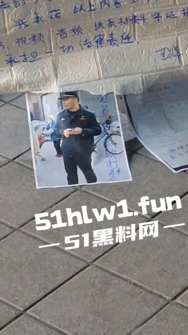 上海松江区,一商贩举牌控诉,当地城管暴力执法,不出具任何手续,扣押上千斤水果,导致腐烂变质血本无归。 第5张 上海松江区,一商贩举牌控诉,当地城管暴力执法,不出具任何手续,扣押上千斤水果,导致腐烂变质血本无归。 第5张