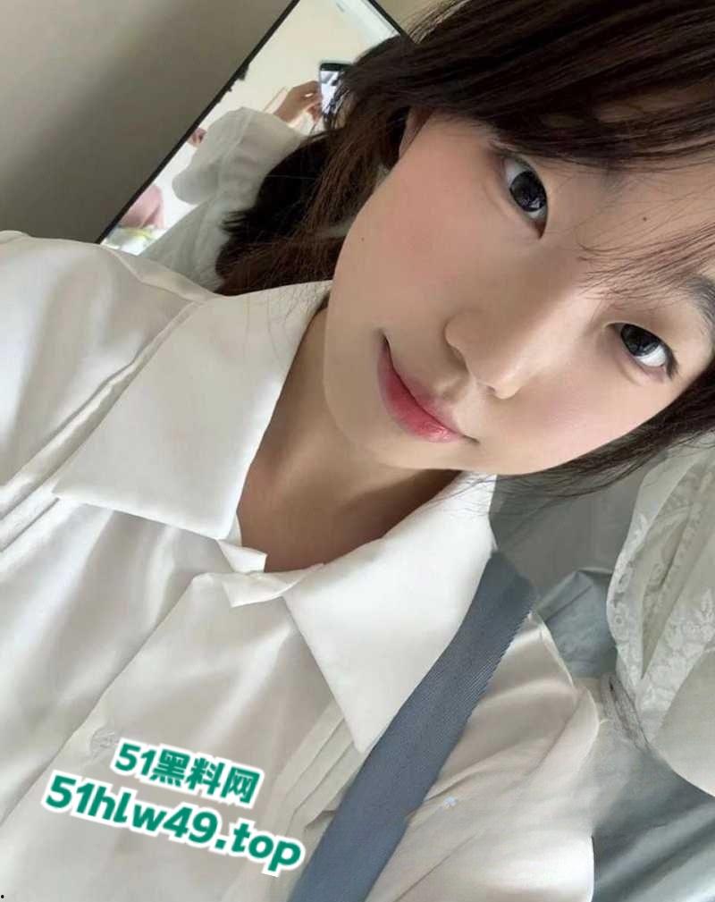 云南师范大学眼镜妹【周晓琴】高颜值学妹私下寂寞难耐,在家自拍火辣自慰视频,撩骚求人狠狠插入! 第3张 云南师范大学眼镜妹【周晓琴】高颜值学妹私下寂寞难耐,在家自拍火辣自慰视频,撩骚求人狠狠插入! 第3张