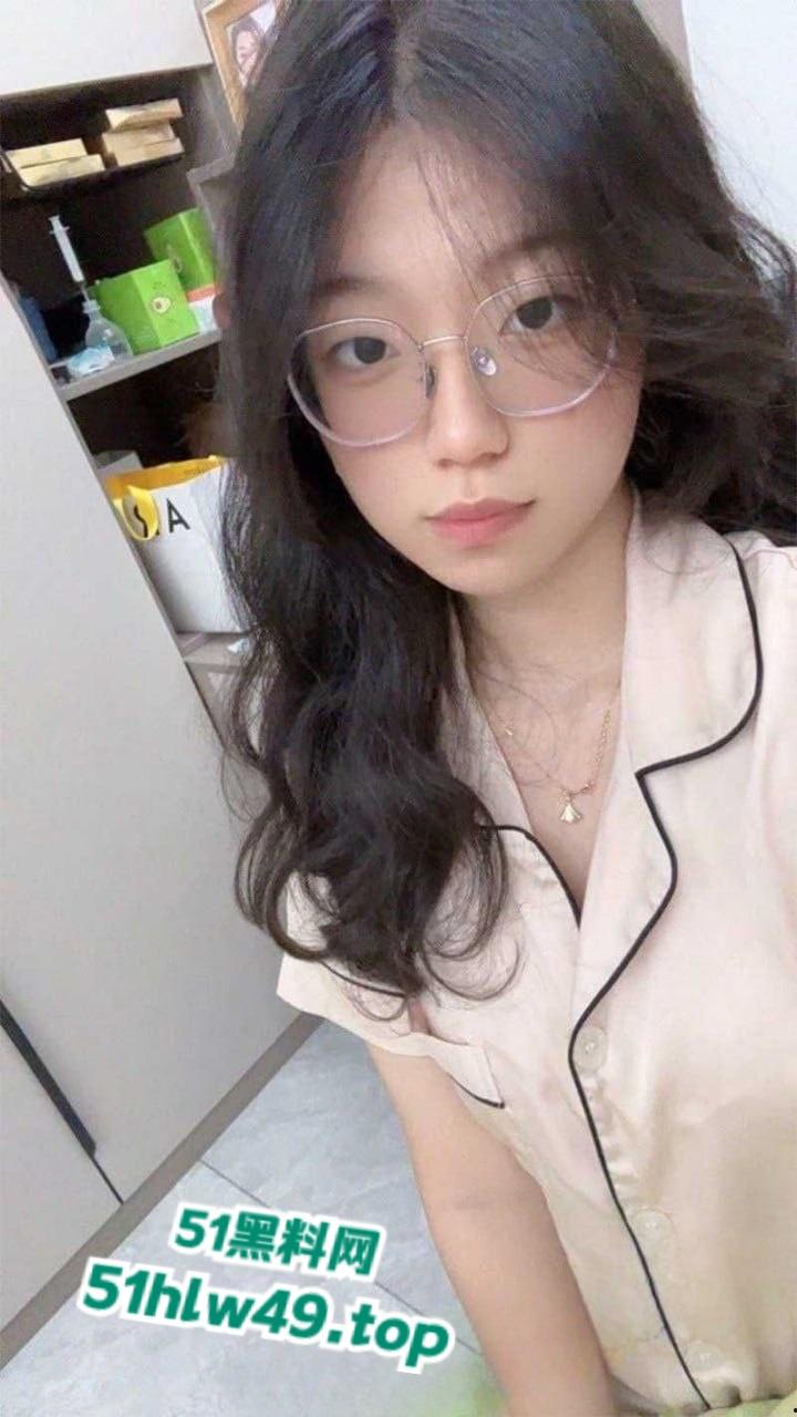 云南师范大学眼镜妹【周晓琴】高颜值学妹私下寂寞难耐,在家自拍火辣自慰视频,撩骚求人狠狠插入! 第4张 云南师范大学眼镜妹【周晓琴】高颜值学妹私下寂寞难耐,在家自拍火辣自慰视频,撩骚求人狠狠插入! 第4张