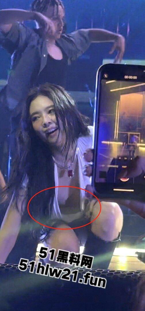 韩国女团舞台走光事件,Blackpink成员【jennie】演唱会乳头走光,这大奶子看着太诱人,这可是赤裸裸勾引财阀大佬! 第3张 韩国女团舞台走光事件,Blackpink成员【jennie】演唱会乳头走光,这大奶子看着太诱人,这可是赤裸裸勾引财阀大佬! 第3张