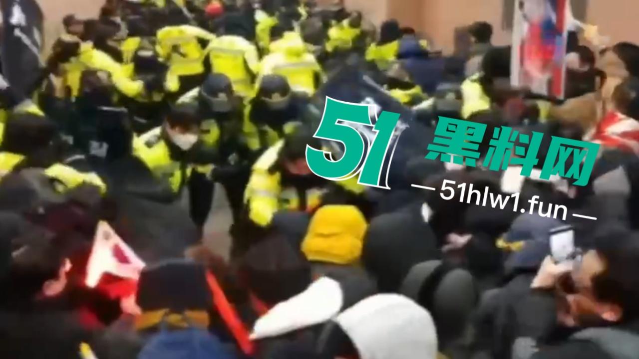 尹锡悦被捕爆发动乱,上万支持者法院外抗议翻越围墙冲入法院打砸,多名警员受伤 以抓捕85名现行犯。 第2张 尹锡悦被捕爆发动乱,上万支持者法院外抗议翻越围墙冲入法院打砸,多名警员受伤 以抓捕85名现行犯。 第2张