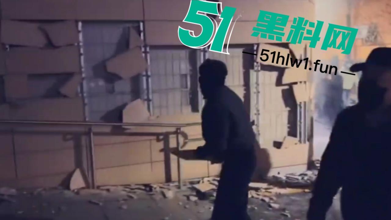 尹锡悦被捕爆发动乱,上万支持者法院外抗议翻越围墙冲入法院打砸,多名警员受伤 以抓捕85名现行犯。 第6张 尹锡悦被捕爆发动乱,上万支持者法院外抗议翻越围墙冲入法院打砸,多名警员受伤 以抓捕85名现行犯。 第6张