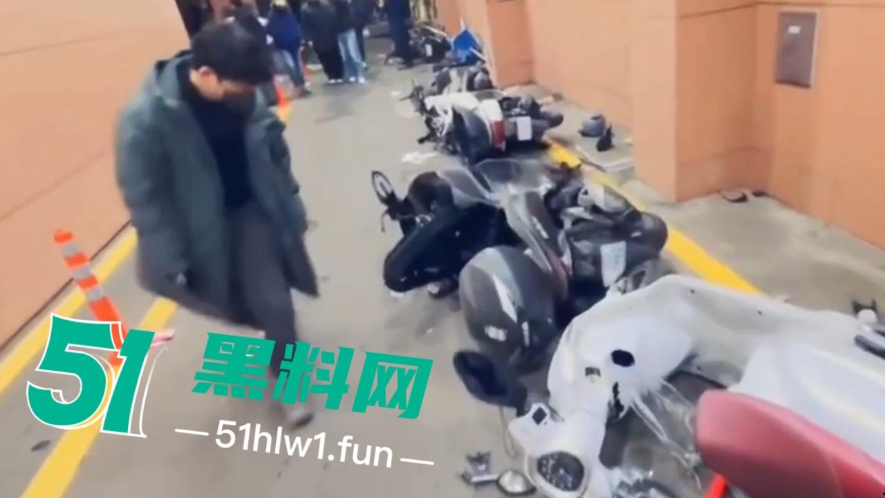 尹锡悦被捕爆发动乱,上万支持者法院外抗议翻越围墙冲入法院打砸,多名警员受伤 以抓捕85名现行犯。 第7张 尹锡悦被捕爆发动乱,上万支持者法院外抗议翻越围墙冲入法院打砸,多名警员受伤 以抓捕85名现行犯。 第7张