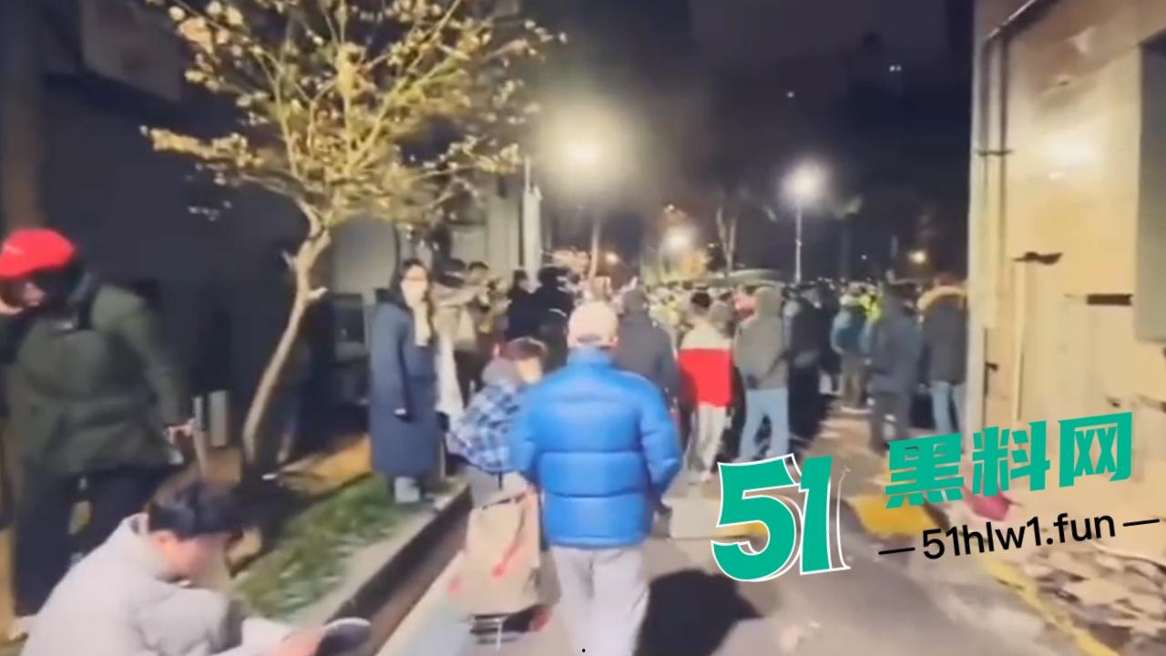 尹锡悦被捕爆发动乱,上万支持者法院外抗议翻越围墙冲入法院打砸,多名警员受伤 以抓捕85名现行犯。 第8张 尹锡悦被捕爆发动乱,上万支持者法院外抗议翻越围墙冲入法院打砸,多名警员受伤 以抓捕85名现行犯。 第8张