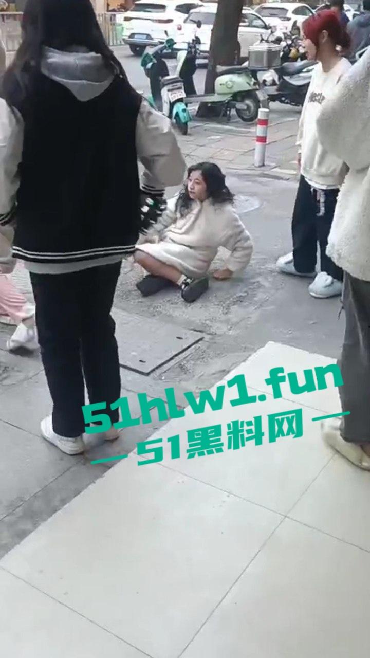 山东枣庄精神小妹霸凌,两帮小美女激情对战,旁边的男学生都看笑了,果然女人打架是男人最爱看的! 第1张 山东枣庄精神小妹霸凌,两帮小美女激情对战,旁边的男学生都看笑了,果然女人打架是男人最爱看的! 第1张