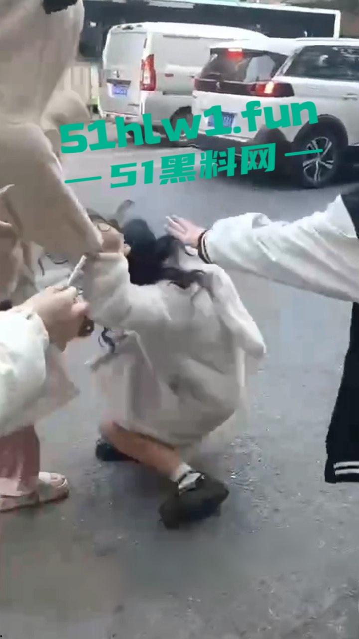 山东枣庄精神小妹霸凌,两帮小美女激情对战,旁边的男学生都看笑了,果然女人打架是男人最爱看的! 第2张 山东枣庄精神小妹霸凌,两帮小美女激情对战,旁边的男学生都看笑了,果然女人打架是男人最爱看的! 第2张