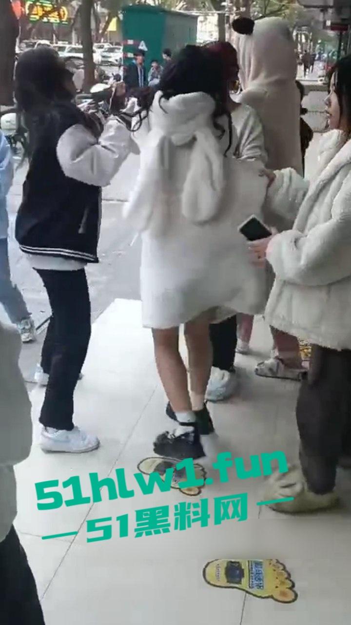 山东枣庄精神小妹霸凌,两帮小美女激情对战,旁边的男学生都看笑了,果然女人打架是男人最爱看的! 第3张 山东枣庄精神小妹霸凌,两帮小美女激情对战,旁边的男学生都看笑了,果然女人打架是男人最爱看的! 第3张