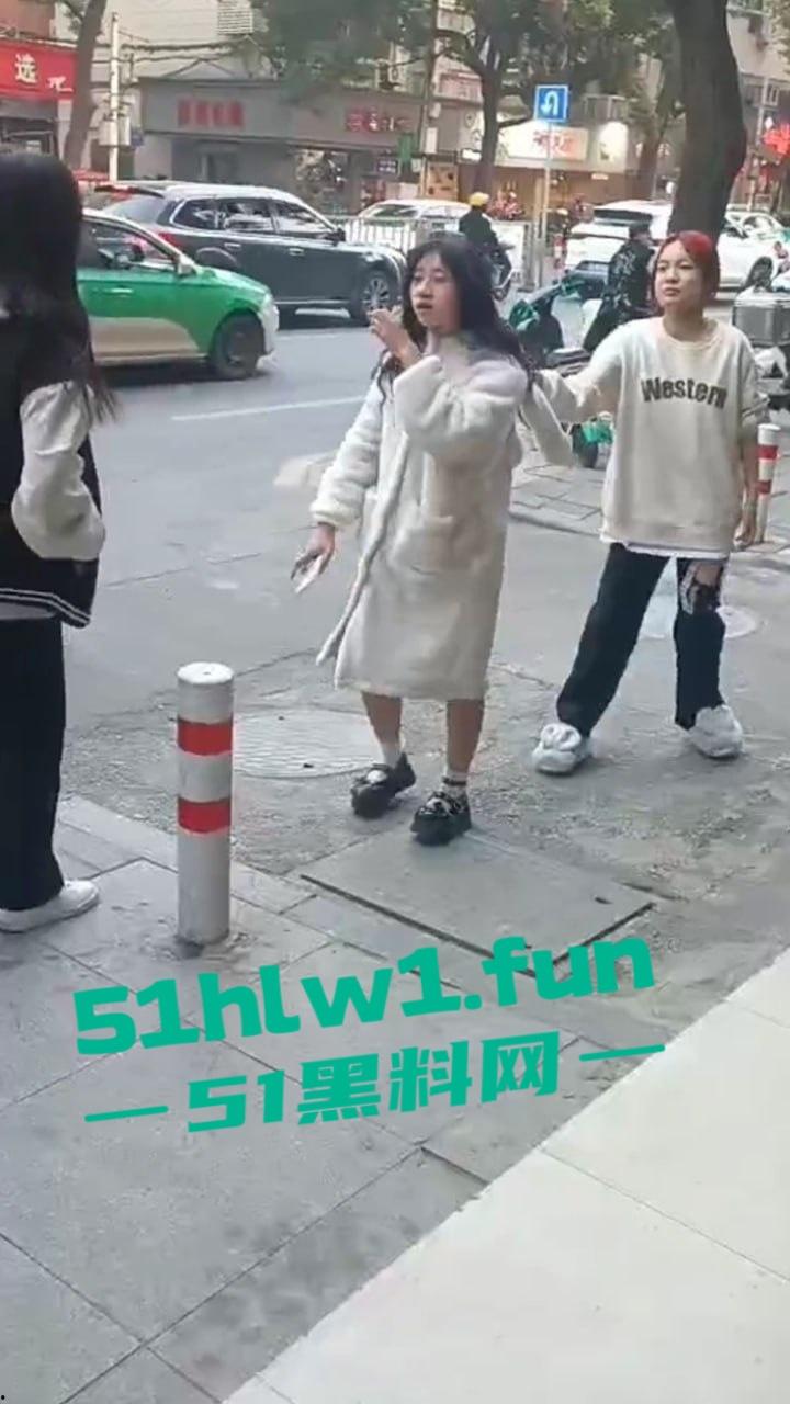 山东枣庄精神小妹霸凌,两帮小美女激情对战,旁边的男学生都看笑了,果然女人打架是男人最爱看的! 第4张 山东枣庄精神小妹霸凌,两帮小美女激情对战,旁边的男学生都看笑了,果然女人打架是男人最爱看的! 第4张