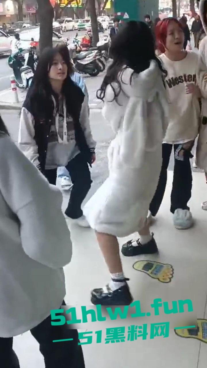 山东枣庄精神小妹霸凌,两帮小美女激情对战,旁边的男学生都看笑了,果然女人打架是男人最爱看的! 第6张 山东枣庄精神小妹霸凌,两帮小美女激情对战,旁边的男学生都看笑了,果然女人打架是男人最爱看的! 第6张