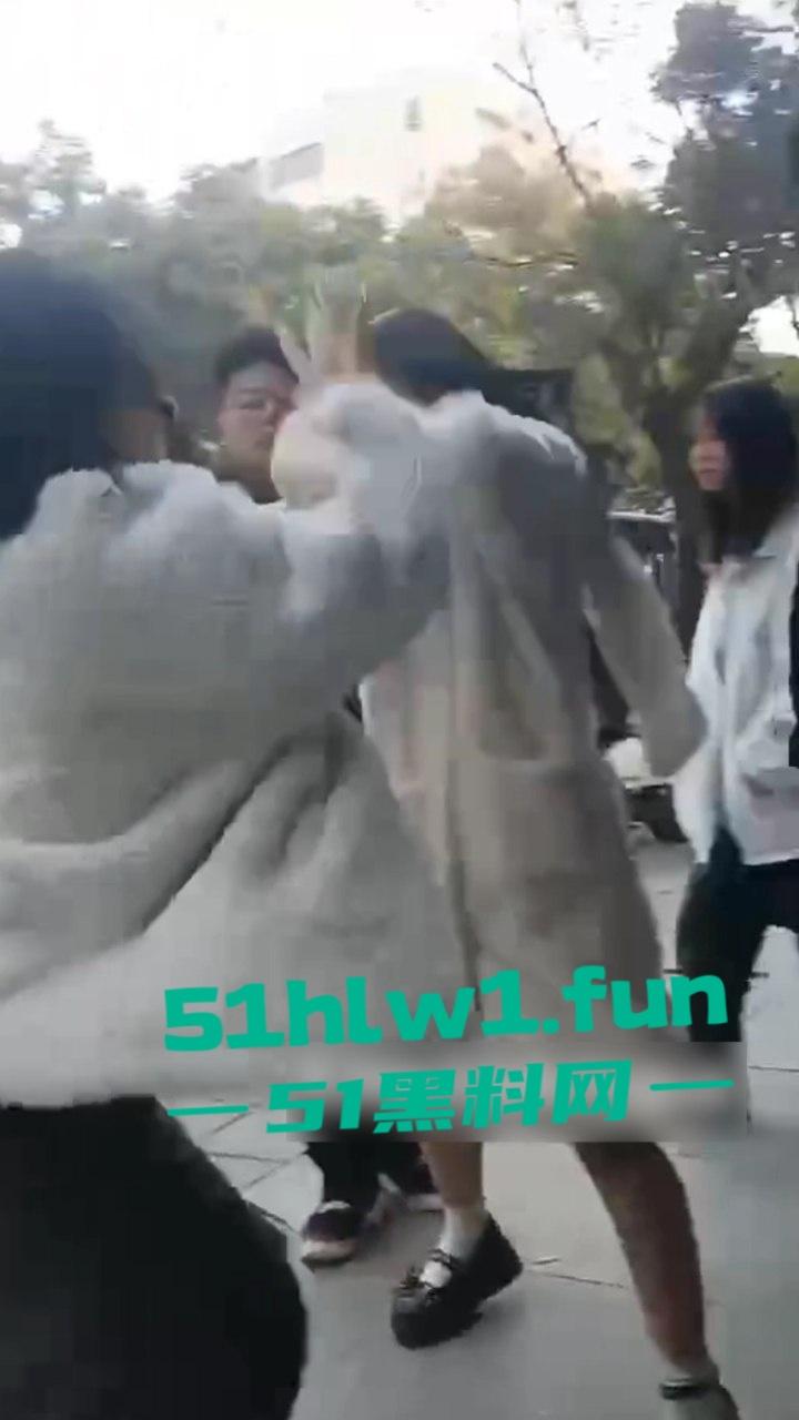 山东枣庄精神小妹霸凌,两帮小美女激情对战,旁边的男学生都看笑了,果然女人打架是男人最爱看的! 第7张 山东枣庄精神小妹霸凌,两帮小美女激情对战,旁边的男学生都看笑了,果然女人打架是男人最爱看的! 第7张