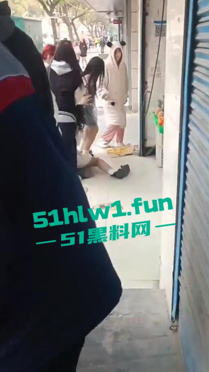 山东枣庄精神小妹霸凌,两帮小美女激情对战,旁边的男学生都看笑了,果然女人打架是男人最爱看的! 第8张 山东枣庄精神小妹霸凌,两帮小美女激情对战,旁边的男学生都看笑了,果然女人打架是男人最爱看的! 第8张