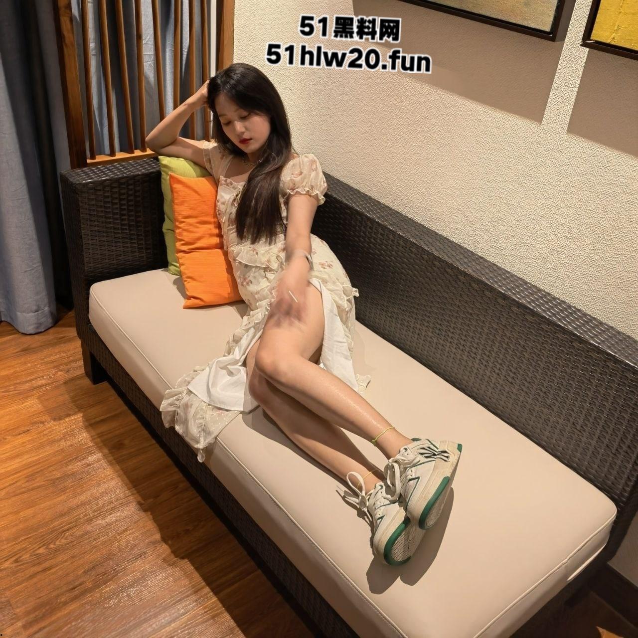 超高颜值女神【小小维on】校花级别反差女友，自拍给男友毒龙舔肛，极限露出调教小母狗。  第8张