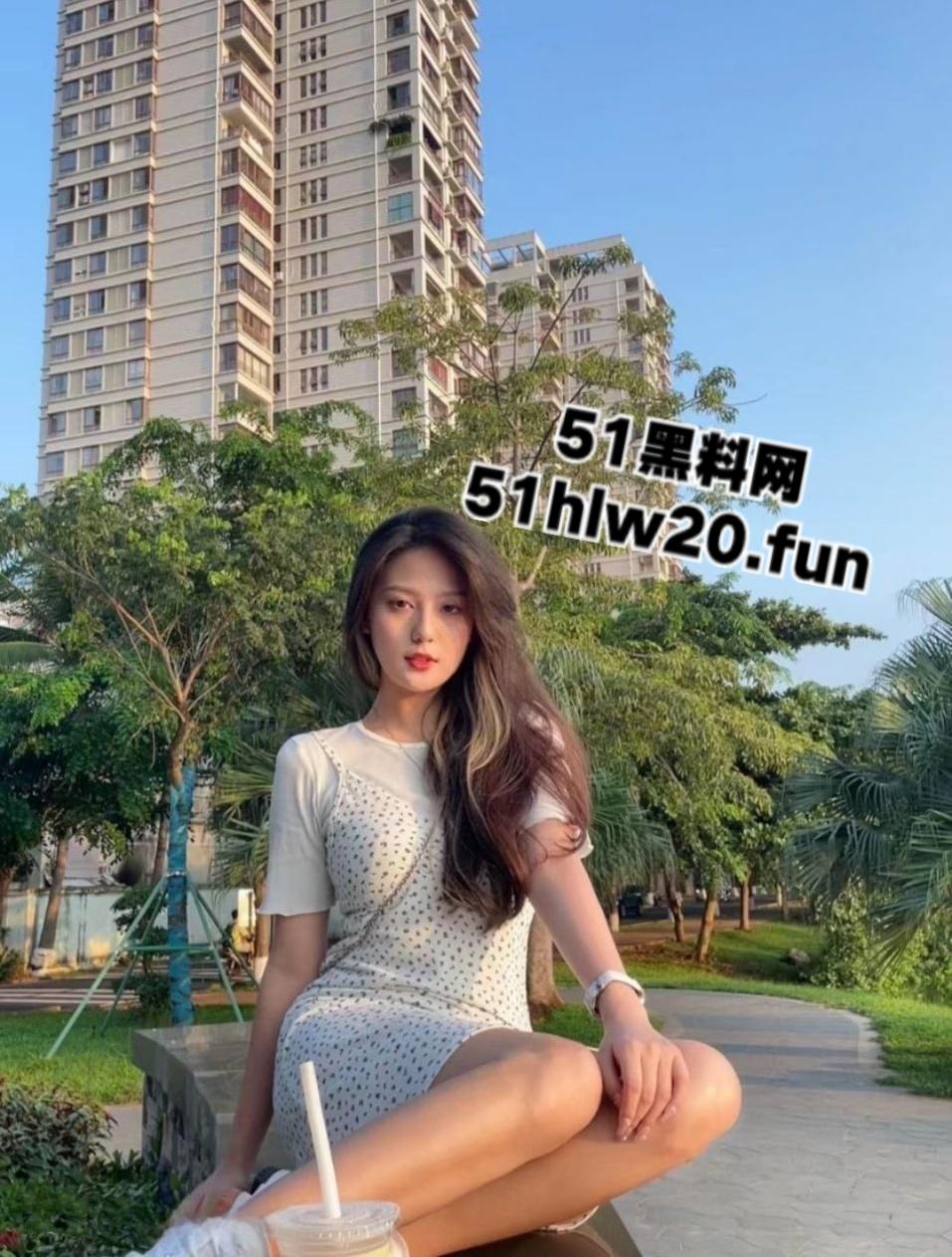 超高颜值女神【小小维on】校花级别反差女友，自拍给男友毒龙舔肛，极限露出调教小母狗。  第10张