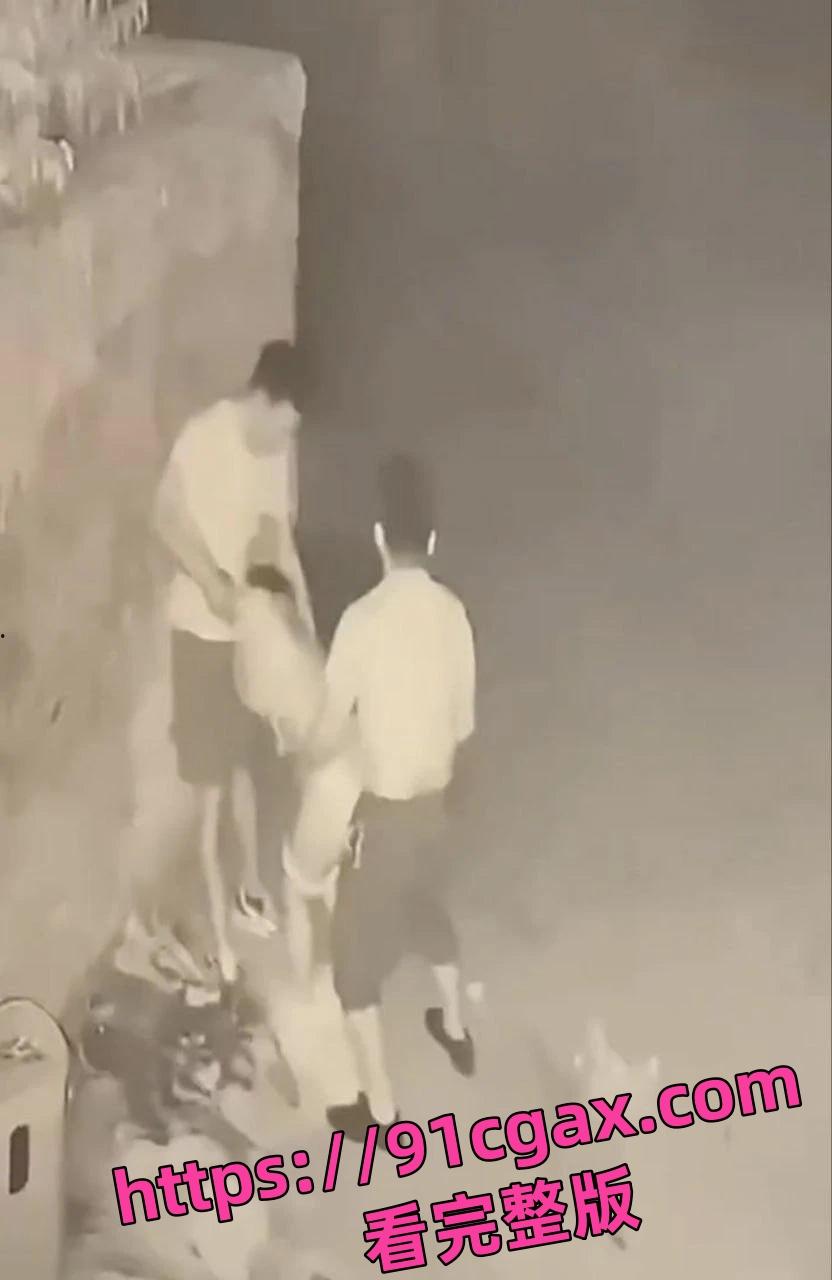 山东青岛一女子街头醉酒后被两人拉至路边强奸，女子被两男子前后夹鸡  第2张