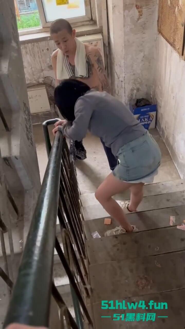 辽宁沈阳妹子磕药过度形如丧尸出街,被纹身男按进臭水沟无情蹂躏视频曝光! 第2张 辽宁沈阳妹子磕药过度形如丧尸出街,被纹身男按进臭水沟无情蹂躏视频曝光! 第2张