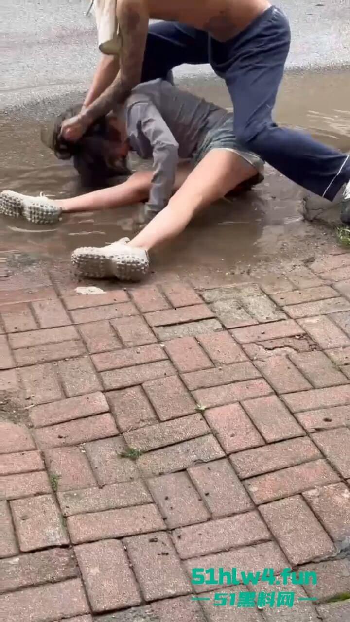 辽宁沈阳妹子磕药过度形如丧尸出街,被纹身男按进臭水沟无情蹂躏视频曝光! 第3张 辽宁沈阳妹子磕药过度形如丧尸出街,被纹身男按进臭水沟无情蹂躏视频曝光! 第3张