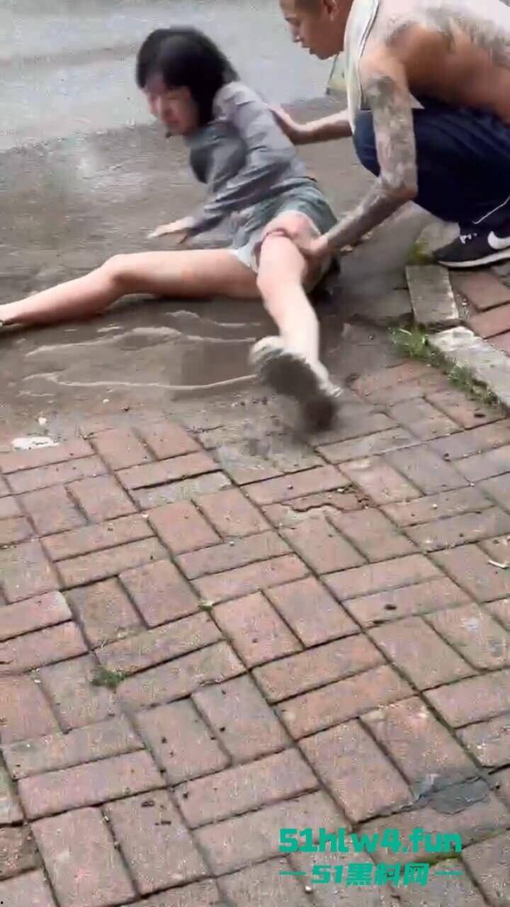 辽宁沈阳妹子磕药过度形如丧尸出街,被纹身男按进臭水沟无情蹂躏视频曝光! 第4张 辽宁沈阳妹子磕药过度形如丧尸出街,被纹身男按进臭水沟无情蹂躏视频曝光! 第4张