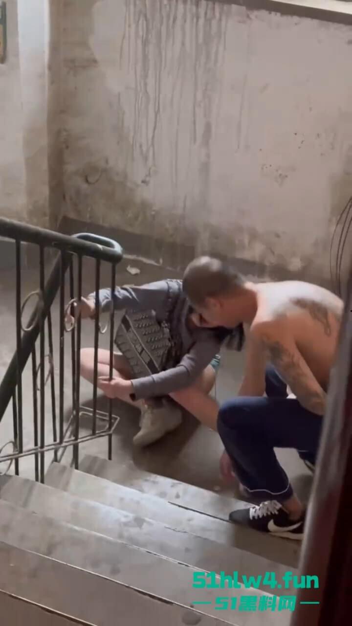 辽宁沈阳妹子磕药过度形如丧尸出街,被纹身男按进臭水沟无情蹂躏视频曝光! 第7张 辽宁沈阳妹子磕药过度形如丧尸出街,被纹身男按进臭水沟无情蹂躏视频曝光! 第7张