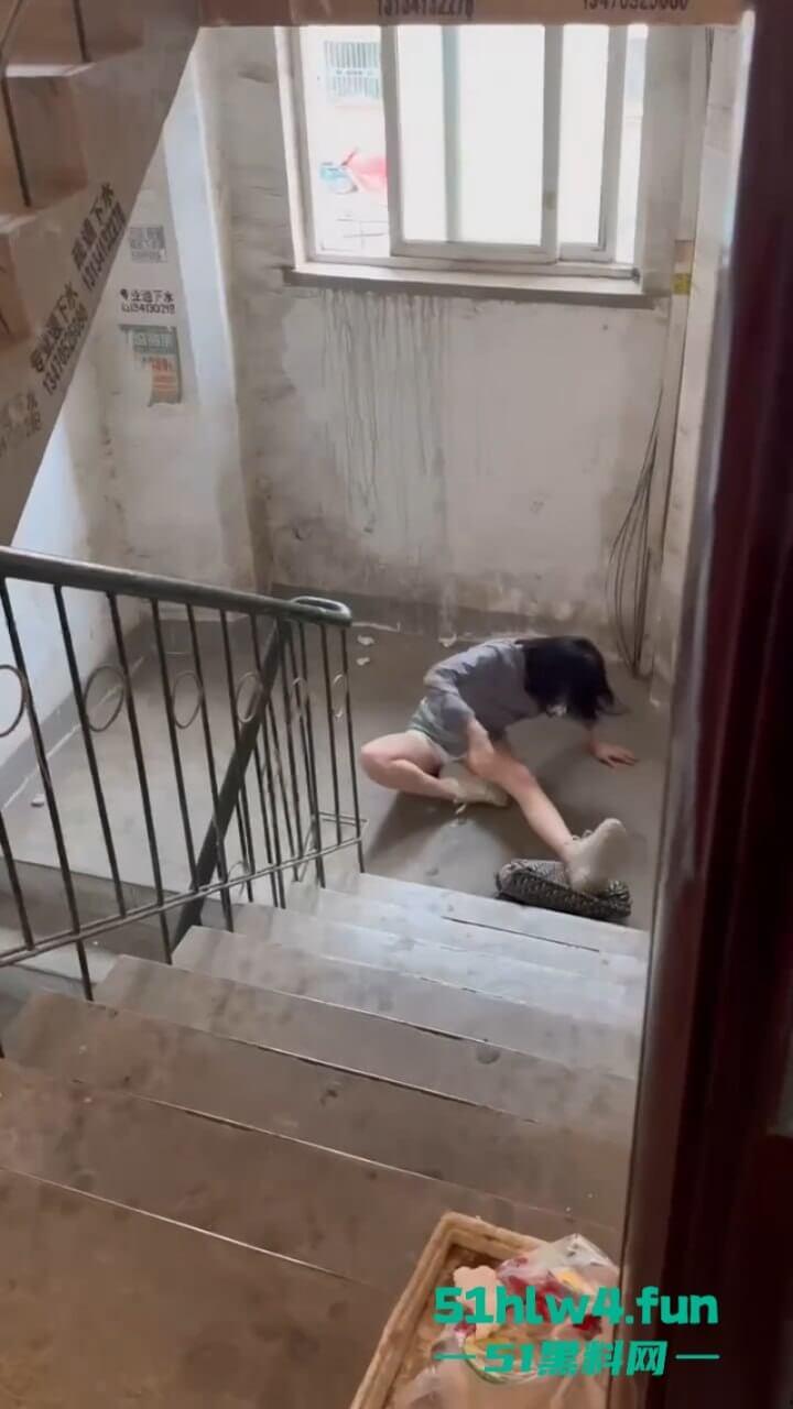 辽宁沈阳妹子磕药过度形如丧尸出街,被纹身男按进臭水沟无情蹂躏视频曝光! 第8张 辽宁沈阳妹子磕药过度形如丧尸出街,被纹身男按进臭水沟无情蹂躏视频曝光! 第8张