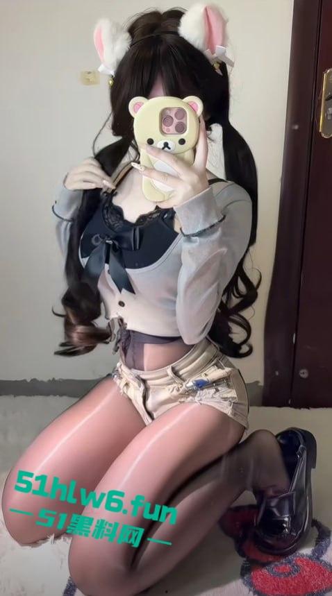 抖音30万粉美少女萝莉【曼萝】大尺度福利视频，小野猫穿肚兜玩弄巨乳假阳具镜前发骚自慰。  第1张