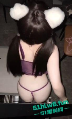 抖音30万粉美少女萝莉【曼萝】大尺度福利视频，小野猫穿肚兜玩弄巨乳假阳具镜前发骚自慰。  第3张