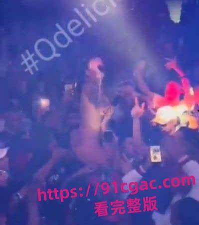 巴西女歌手皮波基尼亚演唱会大乱!丁字裤入观众群,男粉失控狂摸胸臀! 第1张 巴西女歌手皮波基尼亚演唱会大乱!丁字裤入观众群,男粉失控狂摸胸臀! 第1张