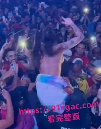 巴西女歌手皮波基尼亚演唱会大乱!丁字裤入观众群,男粉失控狂摸胸臀! 第4张 巴西女歌手皮波基尼亚演唱会大乱!丁字裤入观众群,男粉失控狂摸胸臀! 第4张