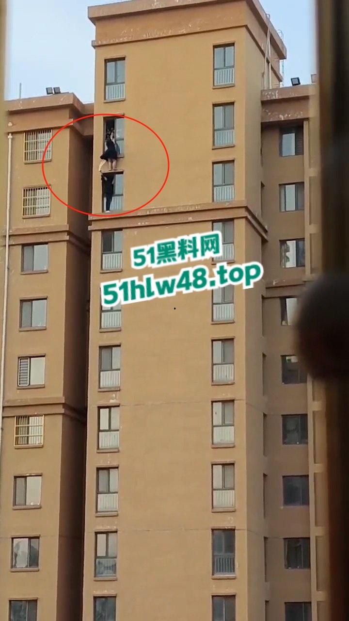 河北定州惊现坦克肉女跳楼，回心转意不跳但四五男人拉不动，女生不幸坠落摔成肉泥！  第1张