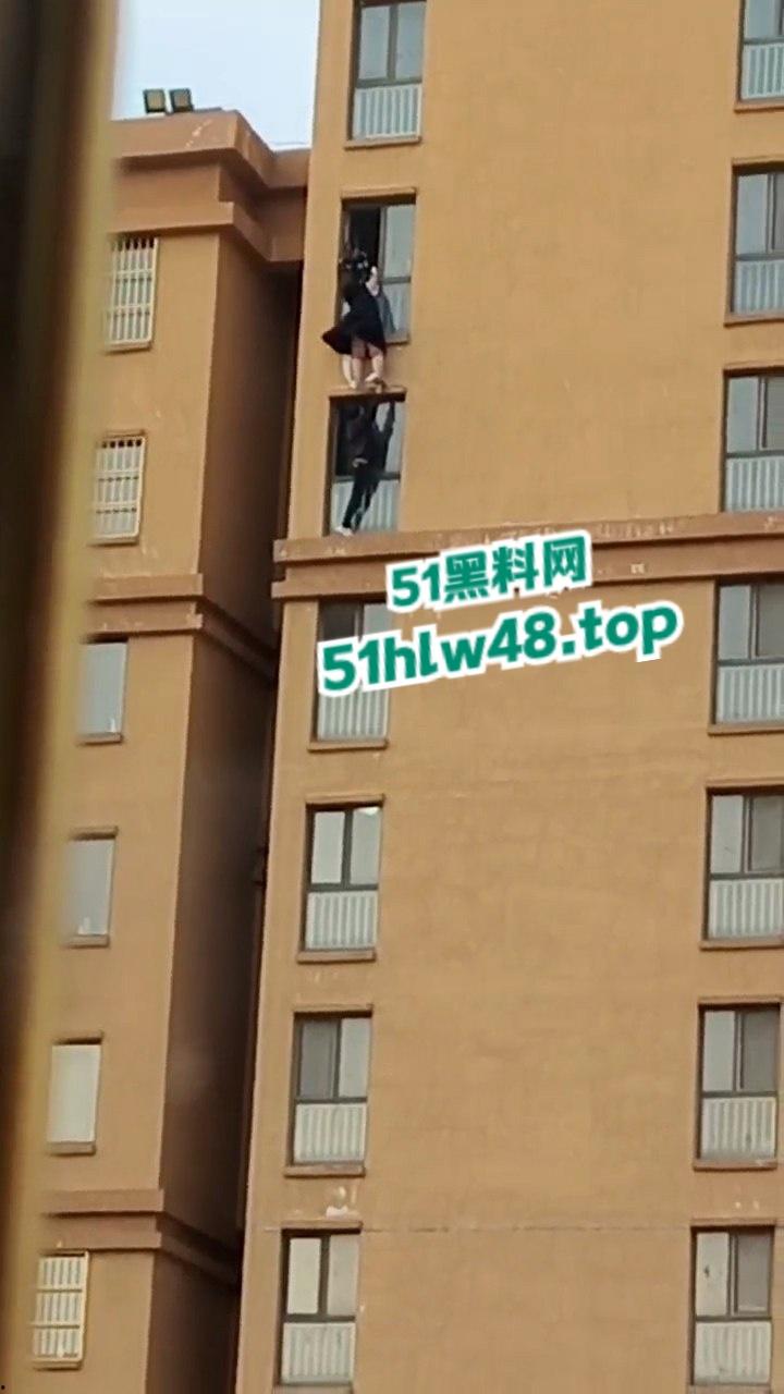 河北定州惊现坦克肉女跳楼，回心转意不跳但四五男人拉不动，女生不幸坠落摔成肉泥！  第2张