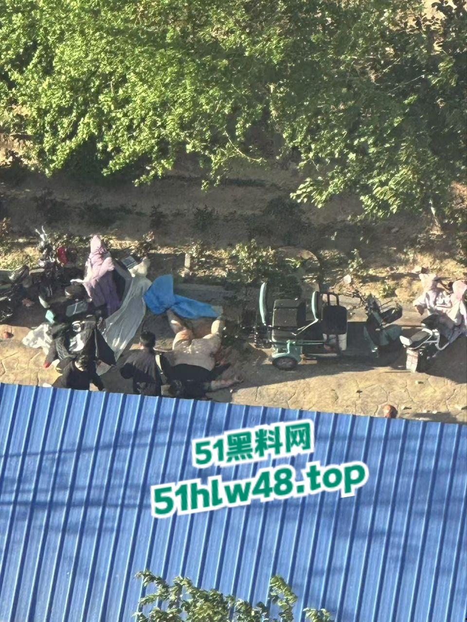 河北定州惊现坦克肉女跳楼，回心转意不跳但四五男人拉不动，女生不幸坠落摔成肉泥！  第5张