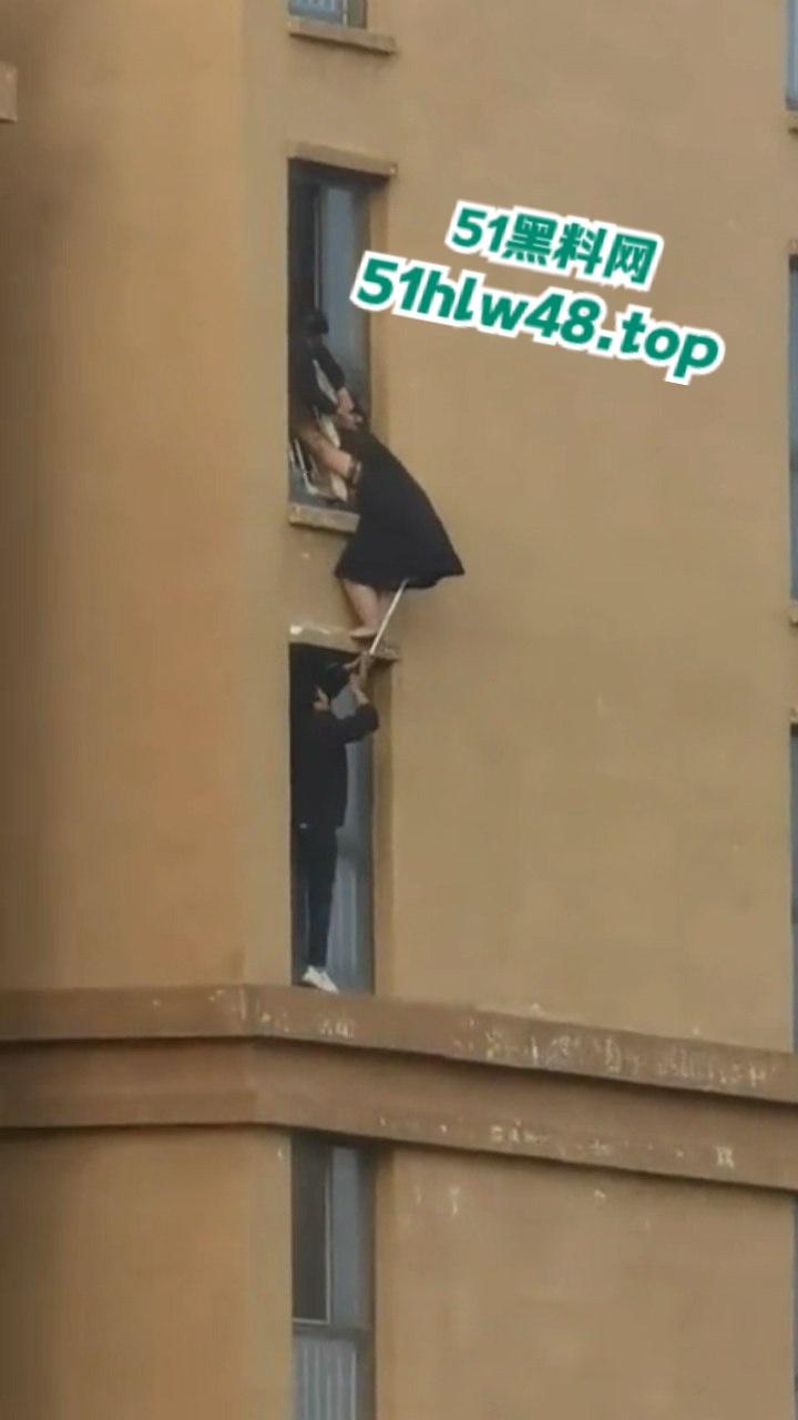 河北定州惊现坦克肉女跳楼，回心转意不跳但四五男人拉不动，女生不幸坠落摔成肉泥！  第6张