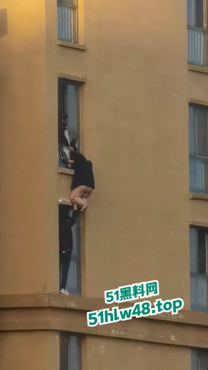 河北定州惊现坦克肉女跳楼，回心转意不跳但四五男人拉不动，女生不幸坠落摔成肉泥！  第7张