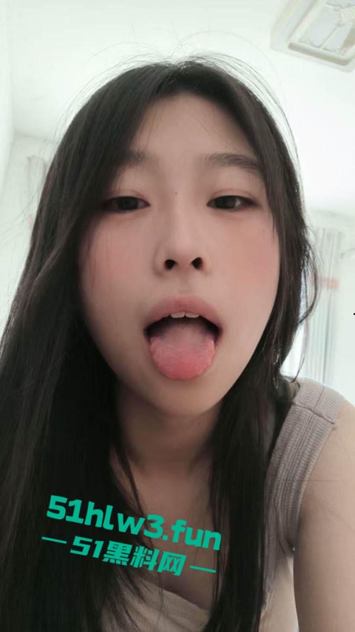 极品眼镜小母狗【季翰文】超反差的性感骚货颜值清纯甜美，内在母狗一只高潮脸居家自慰视频流出。  第1张