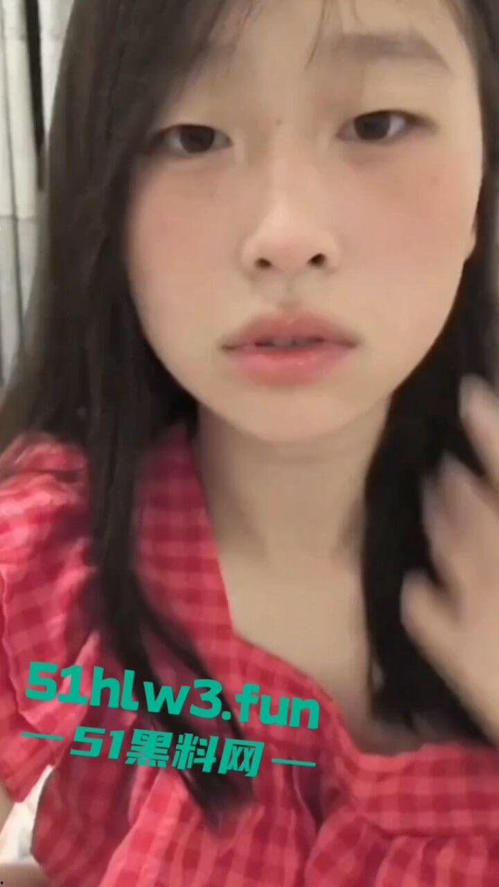 极品眼镜小母狗【季翰文】超反差的性感骚货颜值清纯甜美，内在母狗一只高潮脸居家自慰视频流出。  第2张