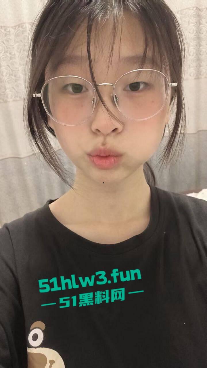 极品眼镜小母狗【季翰文】超反差的性感骚货颜值清纯甜美，内在母狗一只高潮脸居家自慰视频流出。  第8张