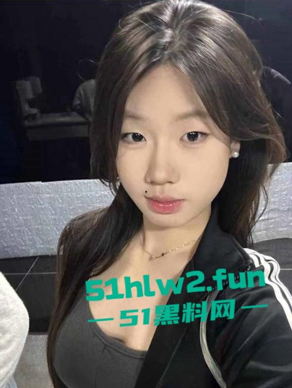 河南20岁骚货母狗【李琦】穿着黑丝连体情趣内衣大跳骚舞，露脸自慰的表情简直太骚了。  第2张