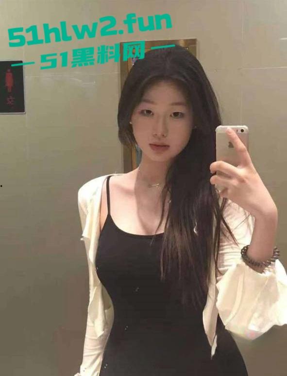 河南20岁骚货母狗【李琦】穿着黑丝连体情趣内衣大跳骚舞，露脸自慰的表情简直太骚了。  第3张