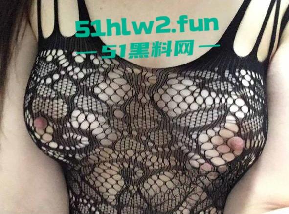 河南20岁骚货母狗【李琦】穿着黑丝连体情趣内衣大跳骚舞，露脸自慰的表情简直太骚了。  第5张