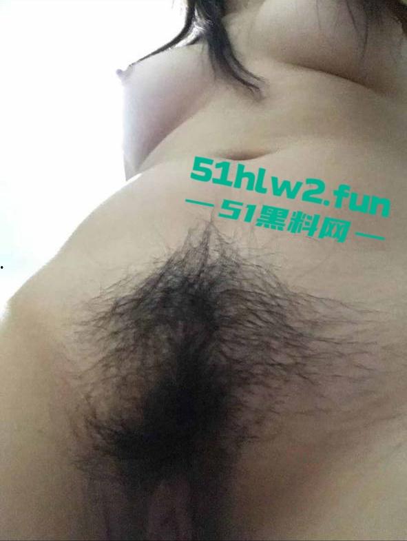 河南20岁骚货母狗【李琦】穿着黑丝连体情趣内衣大跳骚舞，露脸自慰的表情简直太骚了。  第8张